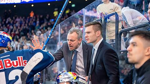 EHC-Cheftrainer Max Kaltenhauser (l.) mit seinem eigentlichen Stürmer, aber derzeitigen Co Ben Smith (2.v.r.) an der Bande.