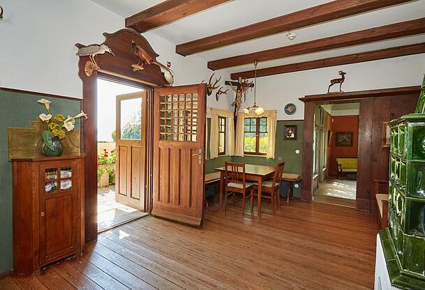 Holzhausen am Ammersee: Auch im Künstlerhaus Gasteiger kann man sich trauen lassen - mit originaler Ausstattung von circa 1908. Holzhausen am Ammersee: Auch im Künstlerhaus Gasteiger kann man sich trauen lassen - mit originaler Ausstattung von circa 1908.