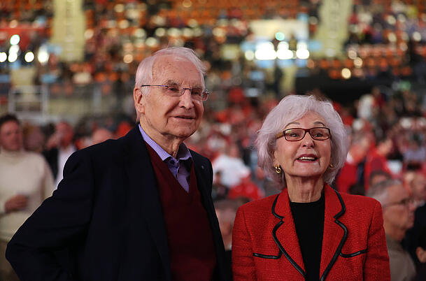 Freut sich, dass Herbert Hainer weiterhin Präsident des FC Bayern bleiben will: Edmund Stoiber. Freut sich, dass Herbert Hainer weiterhin Präsident des FC Bayern bleiben will: Edmund Stoiber.