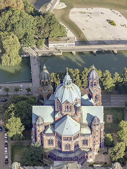 M&uuml;nchens pr&auml;chtigste evangelische Kirche: St. Lukas an der Isar im Lehel, die im Inneren gerade aufwendig saniert wird.