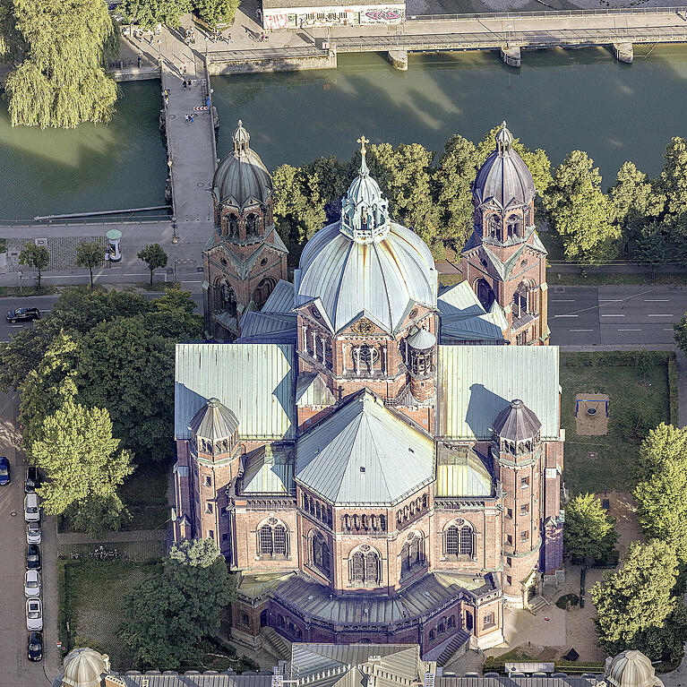M&uuml;nchens pr&auml;chtigste evangelische Kirche: St. Lukas an der Isar im Lehel, die im Inneren gerade aufwendig saniert wird.