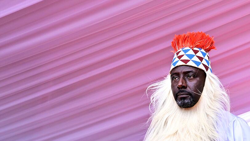 Der Journalist Edward Rukidi Kijanangoma ist der neue König von Tooro. Der Journalist Edward Rukidi Kijanangoma ist der neue König von Tooro.