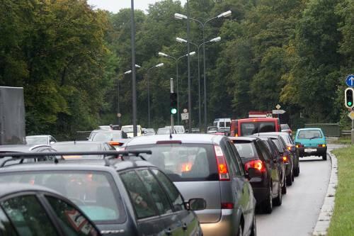 Auch jetzt in der Ferienzeit sorgt die Ampel an der Einmündung der Ifflandstraße für Stau.