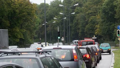 Auch jetzt in der Ferienzeit sorgt die Ampel an der Einmündung der Ifflandstraße für Stau. Auch jetzt in der Ferienzeit sorgt die Ampel an der Einmündung der Ifflandstraße für Stau.