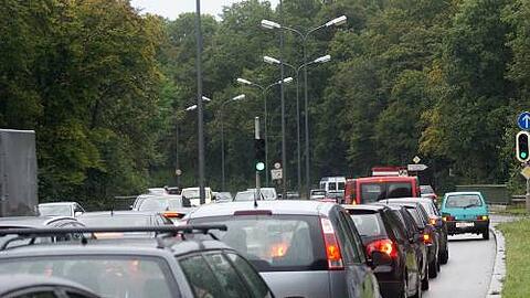 Auch jetzt in der Ferienzeit sorgt die Ampel an der Einmündung der Ifflandstraße für Stau.
