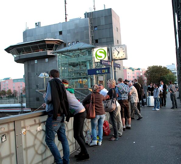 Nichts ging mehr auf der Hackerbrücke: Die Stammstrecke war am Donnerstagabend komplett gesperrt. Schuld war ein Kurzschluss, den ein Vogel ausgelöst hatte.