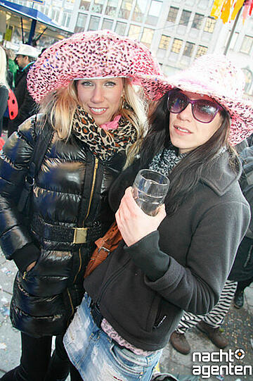 Große Faschingsparty am Marienplatz! Ab zwölf Uhr richtete dort Charivari eine Show aus. Der Hauptact: Alexander Marcus. Die Münchner hatten ihren Spaß. Mehr Bilder unter: www.nachtagenten.de