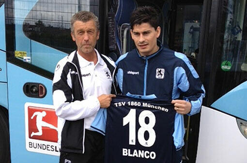 Neuzugang Ismael Blanco posiert mit Sportchef Hinterberger