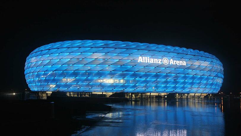 Die Münchner Allianz Arena im Löwen-blau. Die Münchner Allianz Arena im Löwen-blau.