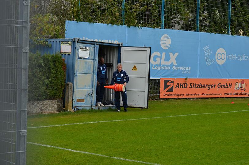 Erster Arbeitstag für Neu-Trainer Benno Möhlmann: Nach der offiziellen Vorstellung ging's gleich auf den Platz, wo der 61-Jährige das Nachmittagstraining leitete.