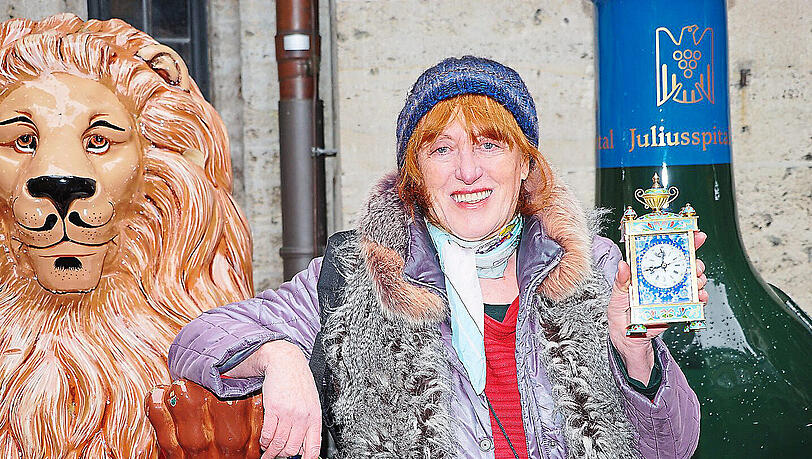 Adelheid Lohr, Hausfrau: „Ich habe diese wunderschöne Uhr erstanden, und sie gefällt mir wirklich sehr gut. Jetzt muss ich nur vorsichtig sein, damit sie mir nicht noch runterfällt, das wäre wirklich jammerschade. Ich weiß allerdings nicht, ob sie funktioniert – bezahlt habe ich 40 Euro. Ich denke, dass sie aus Indien stammt, allerdings bin ich mir nicht sicher. Auf jeden Fall bin ich happy, dass ich diese ergattern konnte, denn mein Mann sammelt Uhren. Ich denke, ich werde noch einmal schauen, ob ich noch mehr ersteigern kann.“ Adelheid Lohr, Hausfrau: „Ich habe diese wunderschöne Uhr erstanden, und sie gefällt mir wirklich sehr gut. Jetzt muss ich nur vorsichtig sein, damit sie mir nicht noch runterfällt, das wäre wirklich jammerschade. Ich weiß allerdings nicht, ob sie funktioniert – bezahlt habe ich 40 Euro. Ich denke, dass sie aus Indien stammt, allerdings bin ich mir nicht sicher. Auf jeden Fall bin ich happy, dass ich diese ergattern konnte, denn mein Mann sammelt Uhren. Ich denke, ich werde noch einmal schauen, ob ich noch mehr ersteigern kann.“