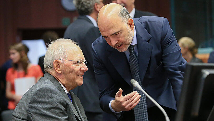 Bundesfinanzminister Wolfgang Schäuble spricht vor dem Finanzministertreffen in Brüssel mit dem EU-Finanzkommissar Pierre Moscovici. Foto: Olivier Hoslet Bundesfinanzminister Wolfgang Schäuble spricht vor dem Finanzministertreffen in Brüssel mit dem EU-Finanzkommissar Pierre Moscovici. Foto: Olivier Hoslet