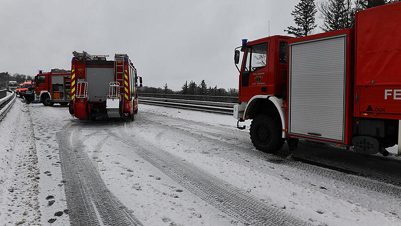 Heftiger Unfall mit mehreren Verletzten bei Traunstein. Die Fahrer hatten bei Glatteis die Kontrolle verloren.