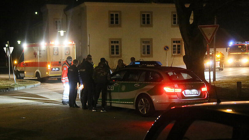 Beamte suchen nach den flüchtigen Tätern - Sanitäter versorgen die Verletzten. In Mühldorf am Inn haben sich am Freitag dramatische Szenen abgespielt.