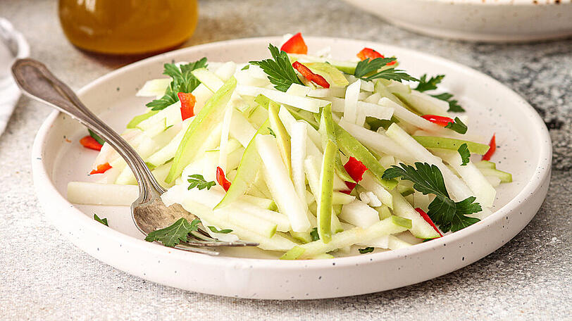 Mit einem frischen Kohlrabi-Apfel-Salat macht man im Mai nichts falsch.