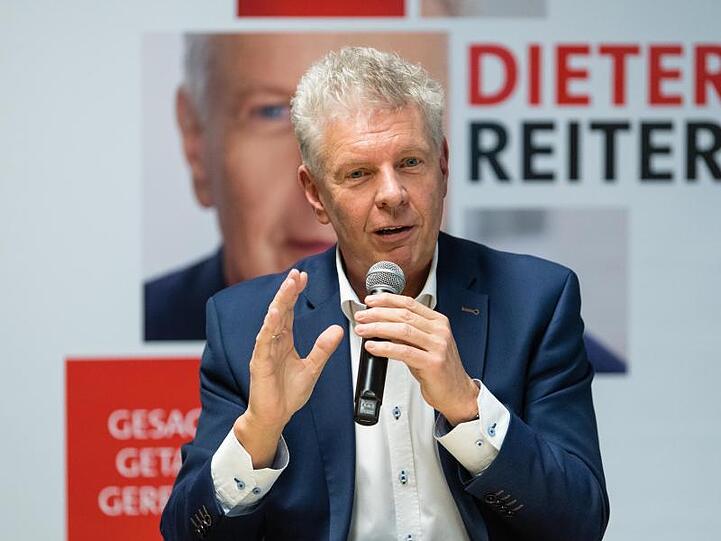 Dieter Reiter (SPD), wiedergewählter Oberbürgermeister von München, lächelt während einer Pressekonferenz. Foto: Matthias Balk/dpa/Archivbild