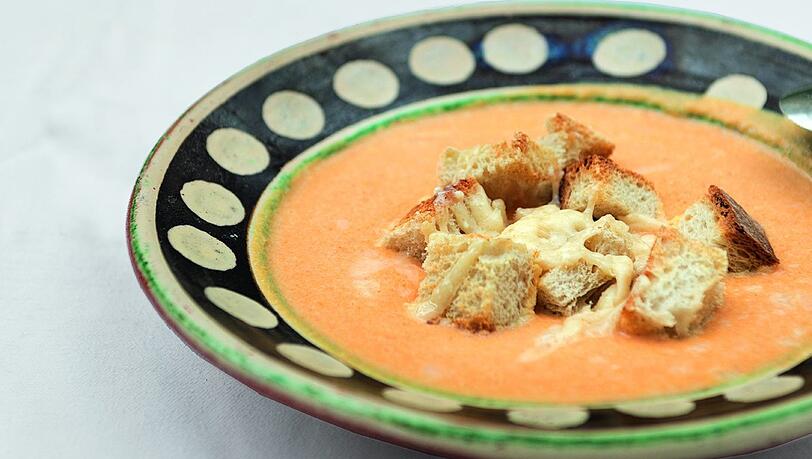 Kürbissuppe mit Provolone-Croutons oder klangvoll auf Italienisch: Crema di zucca con crostini al provolone. Kürbissuppe mit Provolone-Croutons oder klangvoll auf Italienisch: Crema di zucca con crostini al provolone.