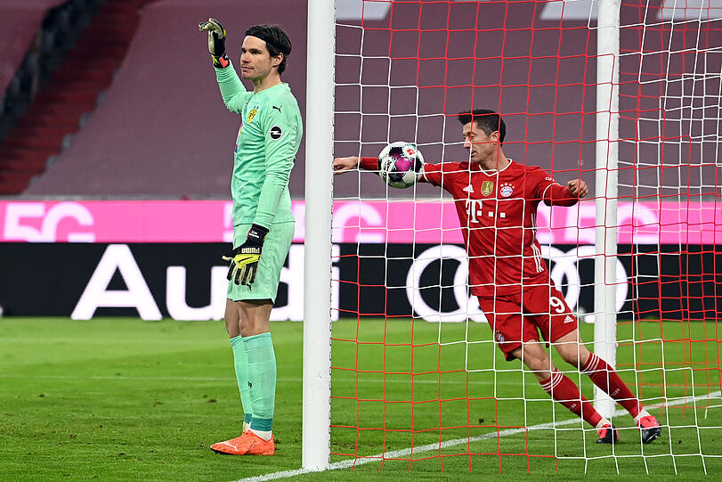 31. Saisontor: Noch ein Tor zum 4:2-Endstand. Man kann erahnen, was BVB-Torwart Hitz in diesem Moment denkt.