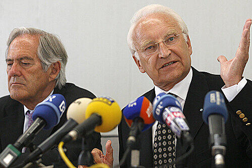 Der Auftritt im Landtag: Edmund Stoiber voll in Fahrt wie eh und je &ndash; Roland Berger neben ihm doch etwas gelassener.