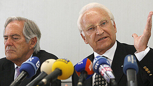 Der Auftritt im Landtag: Edmund Stoiber voll in Fahrt wie eh und je – Roland Berger neben ihm doch etwas gelassener. Der Auftritt im Landtag: Edmund Stoiber voll in Fahrt wie eh und je – Roland Berger neben ihm doch etwas gelassener.