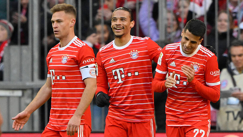 Bayern-Kapitän Joshua Kimmich (l.) war mit der Leistung von Leroy Sané (M.) und João Cancelo zufrieden.