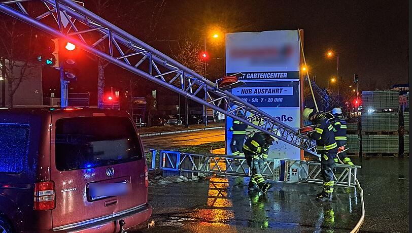Feuerwehrleute zerlegen die umgerissene Kabelbrücke in der Bodenseestraße.