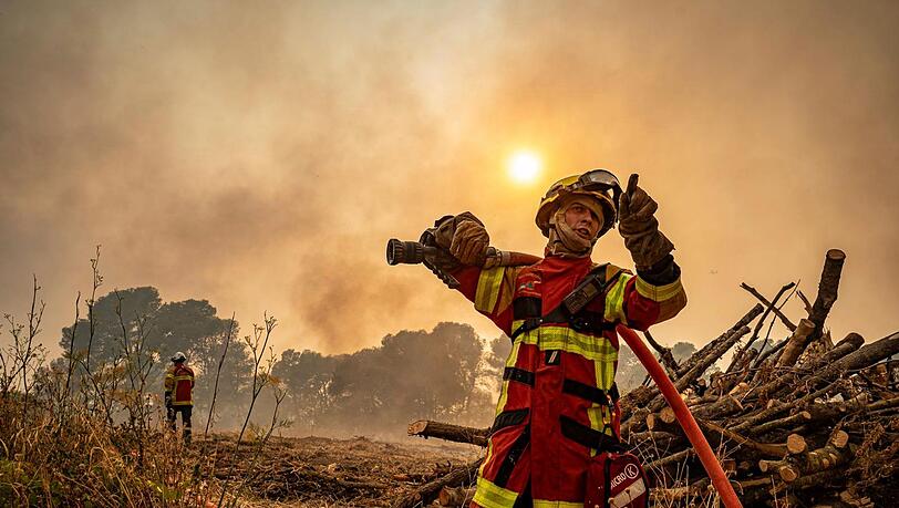 Die Feuerwehr kämpft in Südfrankreich weiter gegen die Flammen. Die Feuerwehr kämpft in Südfrankreich weiter gegen die Flammen.