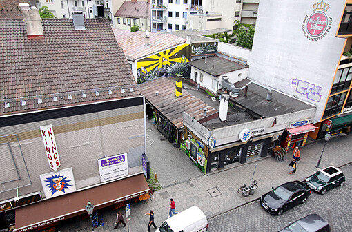 Geschlossen: Die Baracke der Schwabinger 7 im Hinterhof und das Monopol-Kino.