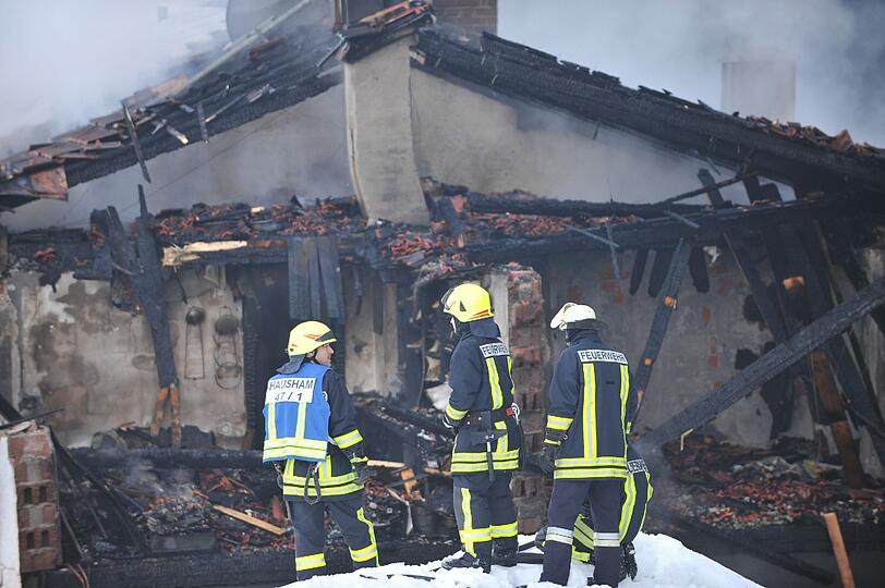 Eine Explosion hat am Donnerstag eine Doppelhaushälfte in Schliersee zerstört. Eine 35 Jahre alte Bewohnerin habe die Explosion telefonisch angekündigt, erklärte die Polizei. Die Bilder vom ausgebrannten Haus!