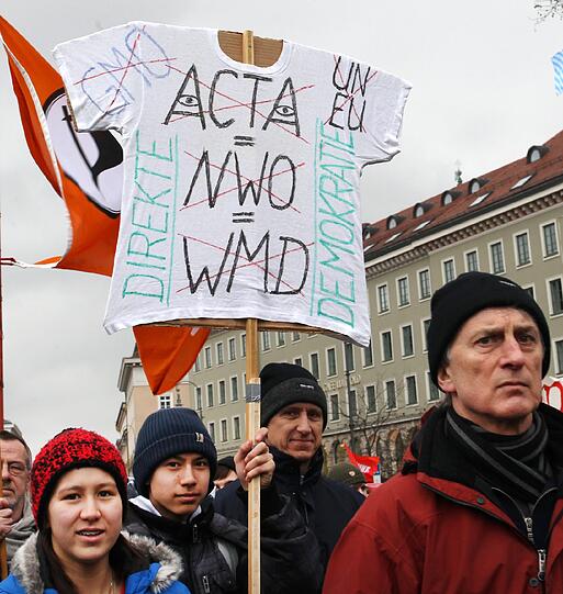 Affige Kostüme, witzige Plakate und viele Masken: Die Bilder von der Anti-ACTA-Demo in München