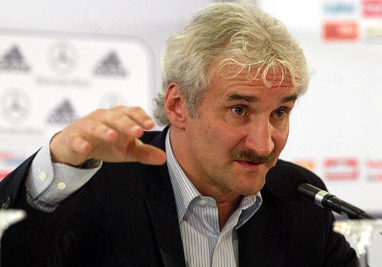 Auf Ribbeck folgte Rudi Völler, der damalige Sportdirektor von Leverkusen. Völler sollte eigentlich nur vorübergehend für Christoph Daum einspringen, blieb dann aber doch bis 2004: Daum hatte sich den Posten wegen seiner Koks-Affäre verbaut - "um ein Haar", wie gerne persifliert wird. 2002 wurde Deutschland unter Völlers Leitung Vizeweltmeister und gewann von 53 Länderspielen ganze 29.