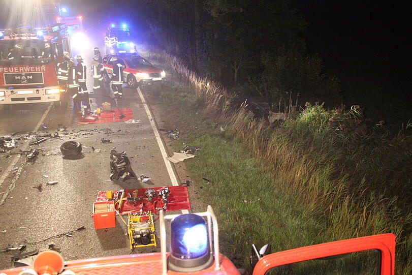 In der Nacht von Dienstag auf Mittwoch ereignete sich ein schlimmer Verkehrsunfall. Die B15 bei Rosenheim war vier Stunden gesperrt.