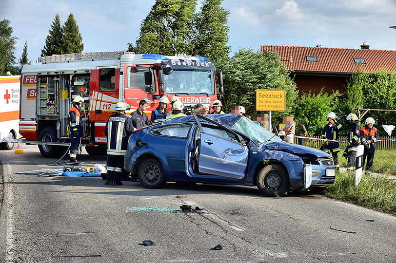 Unfall mit Folgen: Ein 18-Jähriger kam mit seinem Auto von der Straße ab und überschlug sich mehrere Male.