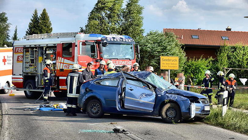 Unfall mit Folgen: Ein 18-Jähriger kam mit seinem Auto von der Straße ab und überschlug sich mehrere Male. Unfall mit Folgen: Ein 18-Jähriger kam mit seinem Auto von der Straße ab und überschlug sich mehrere Male.