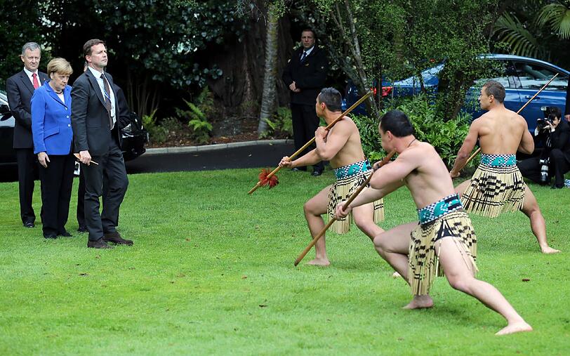 Mit einer Maori-Willkommenszeremonie wird Bundeskanzlerin Angela Merkel in Auckland begrüßt.