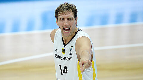 Dirk Nowitzki ist und bleibt der Superstar im Team der deutschen Basketballer. (Archivbild)