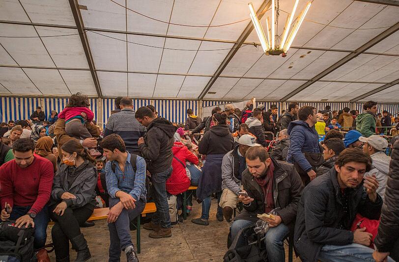 Früher gab es hier eine gute Versorgung: Flüchtlinge im Brauereizelt.