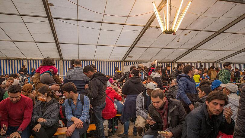 Früher gab es hier eine gute Versorgung: Flüchtlinge im Brauereizelt. Früher gab es hier eine gute Versorgung: Flüchtlinge im Brauereizelt.