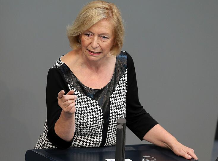 Vorfreude auf die eigenen vier Wände hat auch Bildungsministerin Johanna Wanka: "Ferien daheim liegen ja durchaus im Trend", sagt die CDU-Politikerin. Sie freue sich auf die Zeit mit Mann, Kindern, der Enkelin und Freunden. Nur Erholung ist bei der 65-Jährigen aber selbst im Urlaub nicht drin. Daheim stehen volle Umzugskisten - und die müssten noch ausgepackt werden.