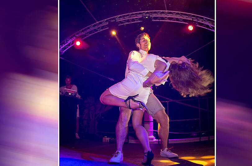 Heiße Rhythmen: Simone Ballack und ihr Tanzpartner heizen die Stimmung nach der Fashion Show ordentlich an.