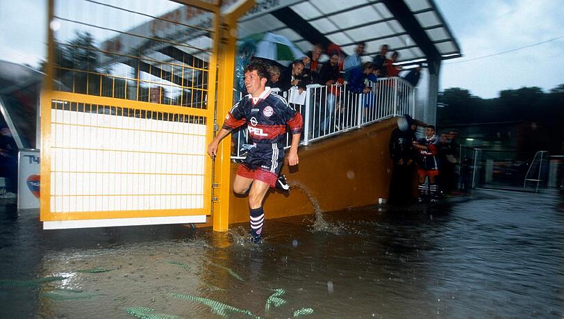 Lothar Matthäus 1997 in den Pfützen von Leipzig. Ein Gewitter hatte den Weg aus der Kabine unter Wasser gesetzt. Lothar Matthäus 1997 in den Pfützen von Leipzig. Ein Gewitter hatte den Weg aus der Kabine unter Wasser gesetzt.