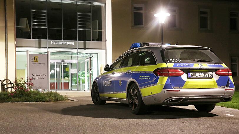 Ein Streifenwagen der Polizei vor dem Haupteingang des Zentrum für Psychiatrie in Zwiefalten.