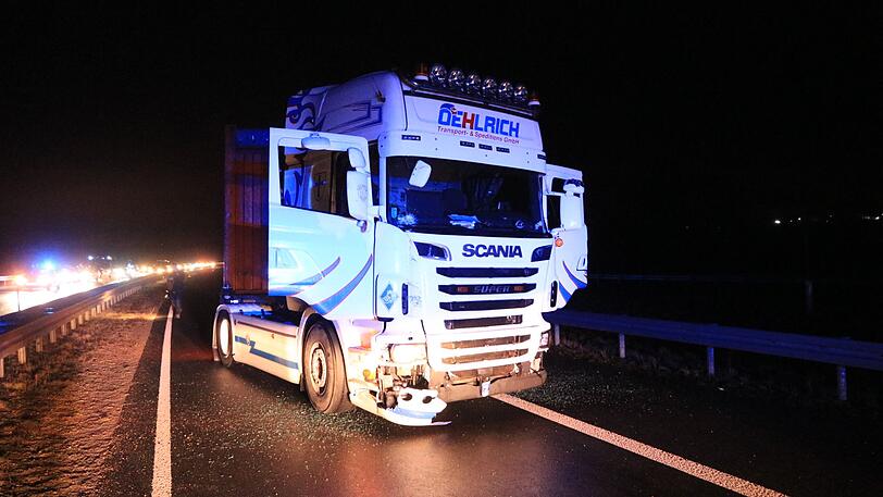Am Dienstagabend startete ein 26-Tonner eine Amokfahrt und hinterließ eine Spur der Verwüstung. Die Hintergründe sind noch unklar.