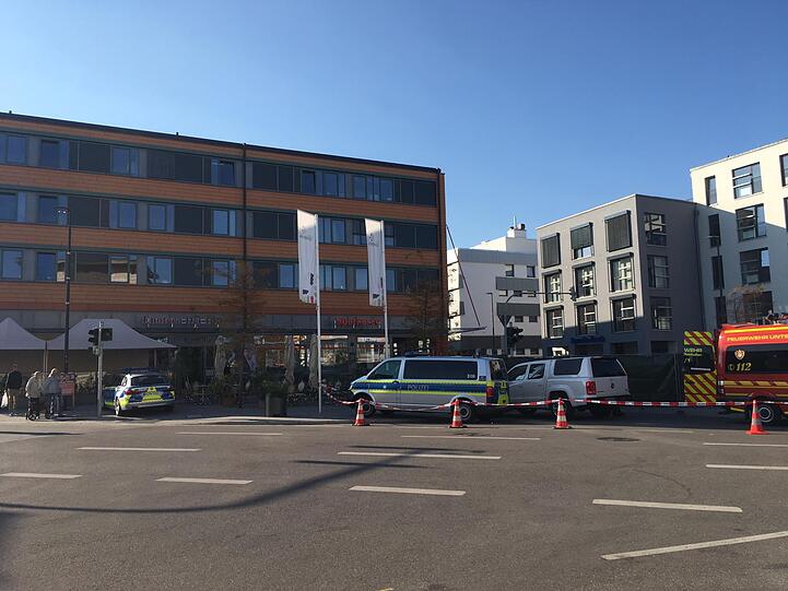 Der Tatort ist noch abgesperrt. Die Spurensicherung läuft.