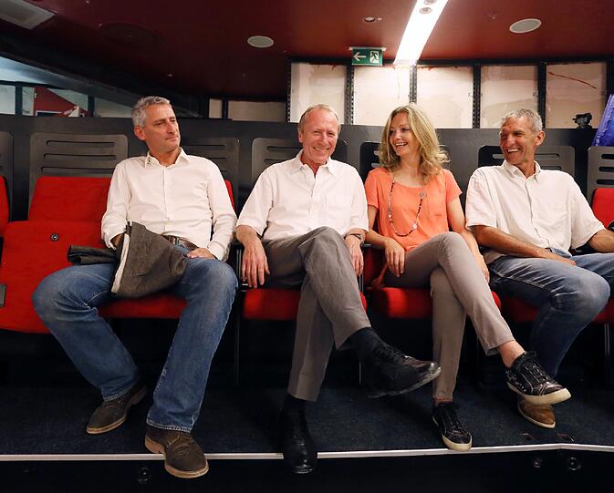 Sie nehmen schon einmal Platz (v. l.): Rainer Gebhardt, Hep Monatzeder und die Theater-Leiter Carmen Bayer und Werner Steer.