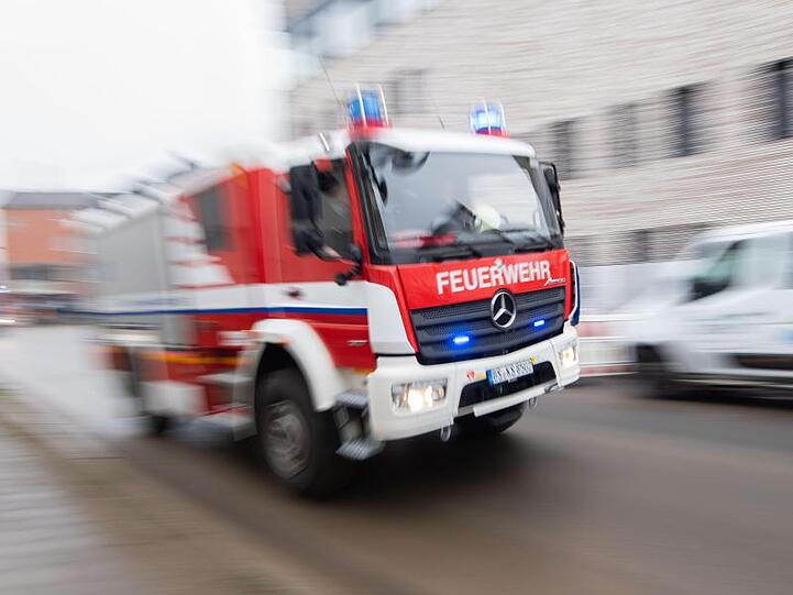 Ein Fahrzeug der Feuerwehr fährt durch die Innenstadt. Foto: Julian Stratenschulte/dpa/Symbolbild