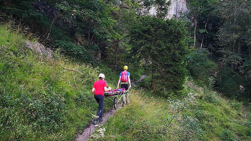 Der Tote wurde von der Bergrettung Kufstein aus dem unwegsamen Gelände geborgen.