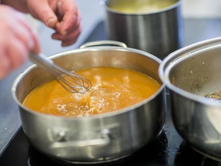 Das Wissen, wie man sich aus mehreren Komponenten eine Mahlzeit zubereitet, wird nach Einschätzung der Ernährungsindustrie in den Familien kaum noch vermittelt.