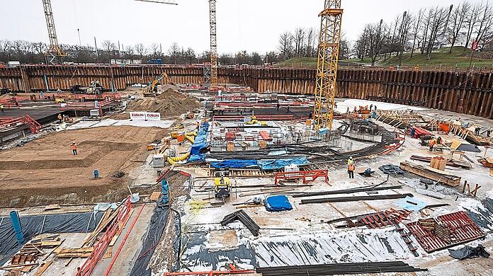 Es geht voran auf der Baustelle des SAP Garden: Gerade wurde der spezielle Grundstein (links) im Münchner Olympiapark gelegt.