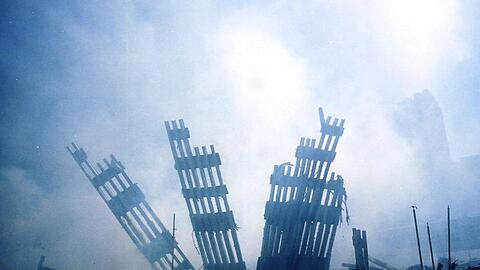 Die schwelenden Trümmer des World Trade Centers. "Nichts darf dort jemals wieder gebaut werden", dachte Stararchitekt Daniel Libeskind, der das spätere Museum am Ground Zero entwarf.